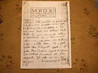 Fra testi di opere teatrali, giornali d�epoca e libri a lui dedicati, c�� anche spazio per due lettere spedite al governo italiano e a quello francese, attraverso le quali l�artista chiese di partire per la Prima Guerra mondiale